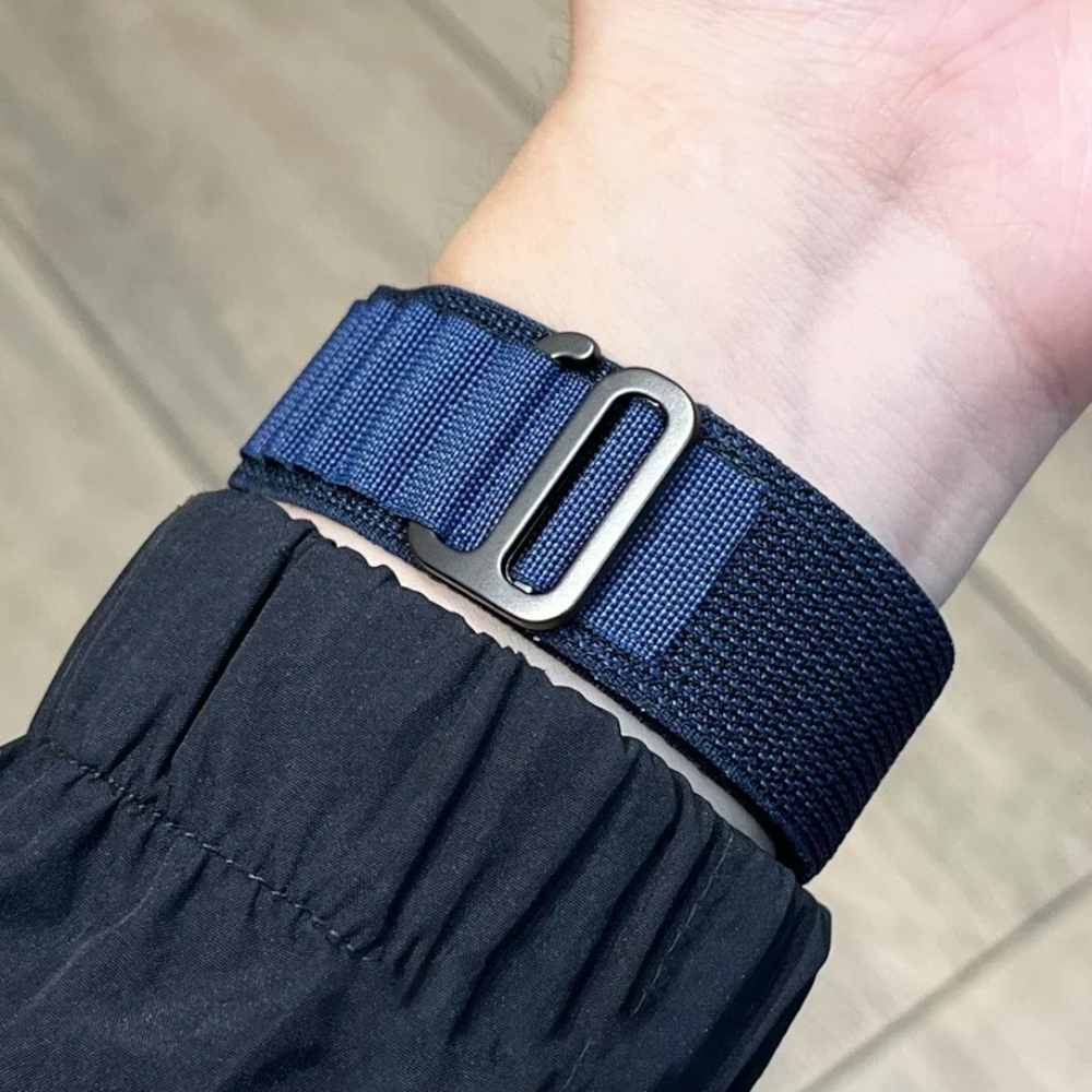 Pulsera - Alpine Loop Negro con azul marino para Apple Watch