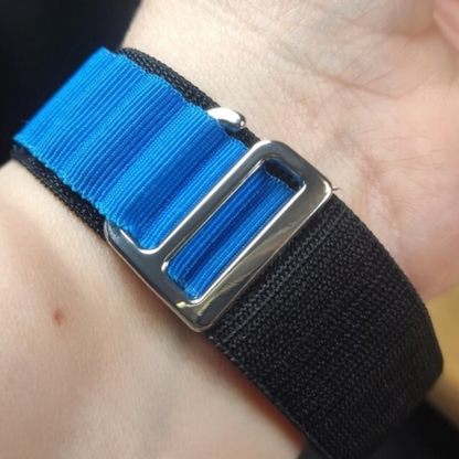Pulsera - Alpine Loop Negro con azul claro para Apple Watch